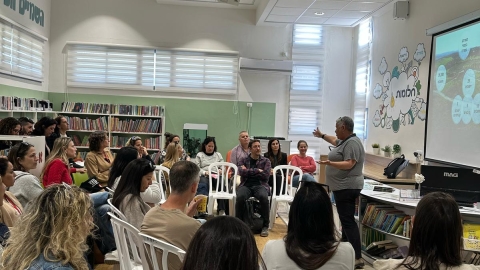 איילה אפרתי מנהלת בית ספר שחקים מסבירה על התוכנית לנציגי המועצה האזורית עמק חפר ואנשי חינוך.jpeg