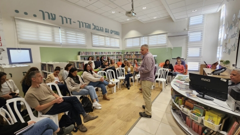 אילן שמם מנהל בית הספר שדות איילון מסביר על התוכנית לנציגי המועצה האזורית עמק חפר ואנשי חינוך.jpeg