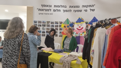 דוכן יד שנייה ברחבת בית הספר לפני המופע .jpeg