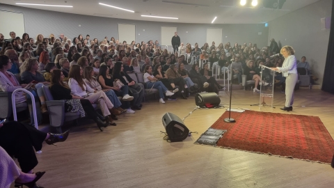 ראשת המועצה רותם ידלין בדברי פתיחה לפני המופע.jpeg