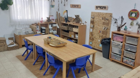 שולחן שעומד במרחב הגן ומזמין ללמידה ויצירה.jpeg