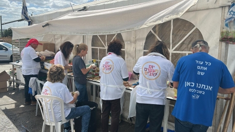 ותיקים וותיקות ביום ההתנדבות בתחנת עמיחי במבקיעים.jpg