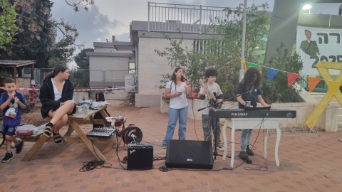 להקה צעירה משיכבת ז בהרצוג שרה בהפנינג הוקרה לאנשי המילואים.jpg