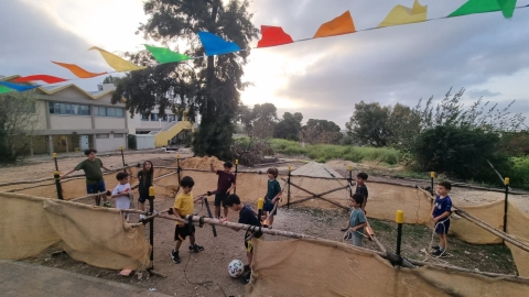 ילדים משחקים כדורגל בתחנה שהוקמה עבורם בהפנינג.jpg