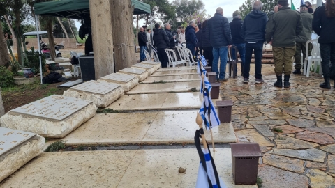 דגלי ישראל מקשטים את קברי הנופלים בבית העלמין שבקיבוץ חולדה.jpg