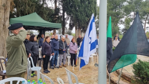 משתתפי הטקס בשירת התקווה בטקס האזכרה.jpg