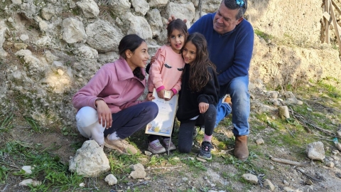 זיו ומשפחתה עם התעודה שקיבלה על אזרחות טובה.jpg