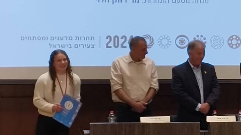 יעל שטטר על הבמה.jpg