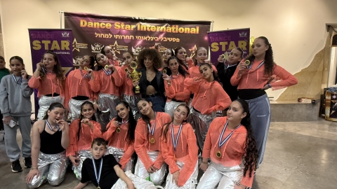 תמונה של הרקדניות מצולמות יחד בתחרות בנס ציונה.jpg