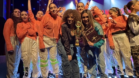 הרקדניות והמדריכות על הבמה עם הגביע בתחרות בנס ציונה.jpg