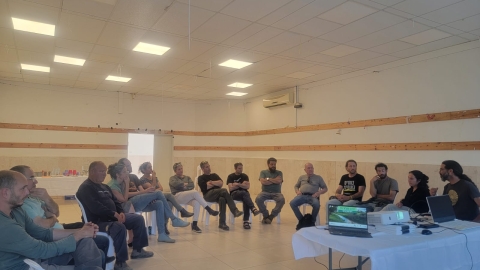 חקלאי גזר שהגיעו למפגש יושבים במעגל מקשיבים ומדברים.jpeg