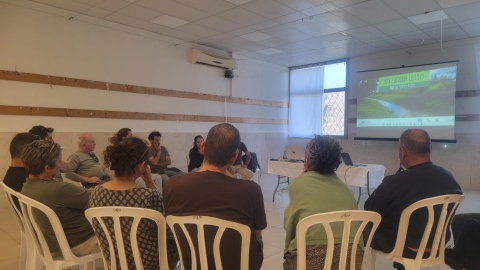 חקלאי גזר שהגיעו למפגש יושבים ומקשיבים לתכנים.jpeg