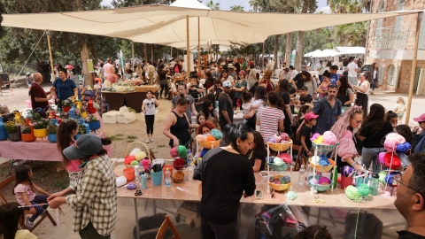 אווירה כללית של ההפנינג דוכנים ואנשים.jpg