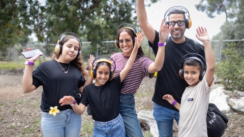 משפחה עם אוזניות במסיבת האוזניות בהפנינג.jpg