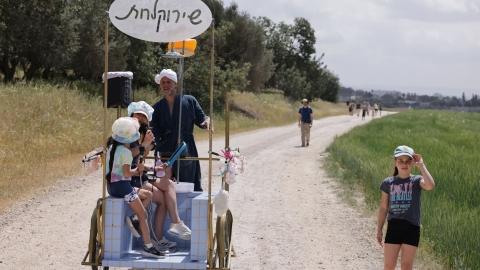 תחנת הפעלה לאורך המסלול שירוקלחת בה הצועדים שרים קריוקי.jpg