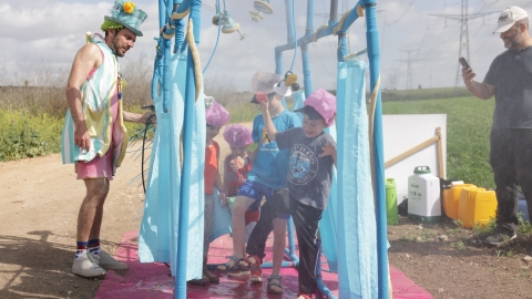 עמדת שטיפה הסבון בכה מאוד שמדמה מקלחת עבור הצועדים.jpg