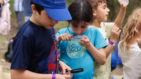 ילדים חוקרים את הטבע באחת מנקודות ההפעלה לאורך המסלול הארוך.jpg