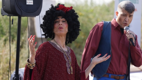 שחקנים בדמות שושנה דמארי ואירק איינשטיין שחיכו לצועדים בנקודת ההתחלה.jpg