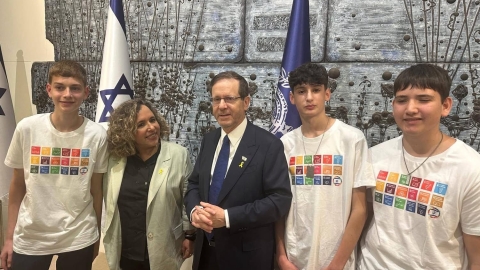 תמונה של שלושת התלמידים והמנטורית של הצוות שרית מיוחס יחד עם נשיא המדינה.jpg