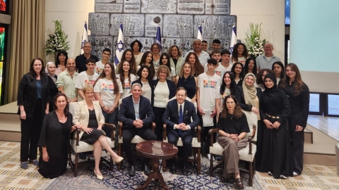 תמונה קבוצתית של המשתתפים עם נשיא המדינה בבית הנשיא.jpg