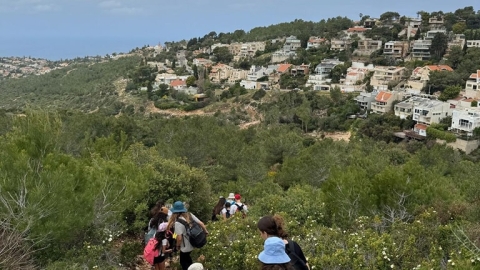 חניכים מטיילים בטבע.jpg