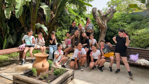 תמונה קבוצתית של משתתפות מחנה מחול.jpg