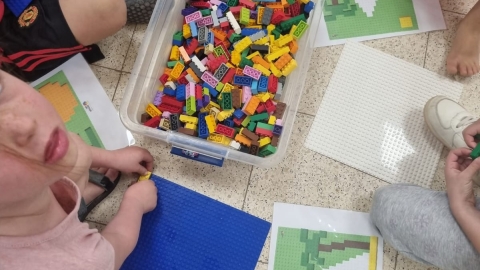 ילדי הגן יוצרים בלגו פירמידות.jpg
