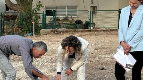רגע הנחת אבן הפינה .jpg