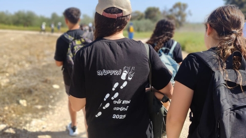 תלמידים צועדים לעבר תיכון הרצוג.jpg