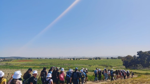 תלמידים צועדים בשבילי המועצה.jpg
