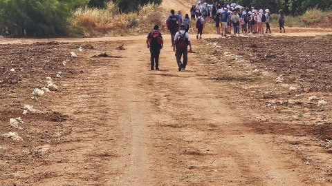 תלמידים צועדים בשדות לעבר בית הספר התיכון איתן .jpg