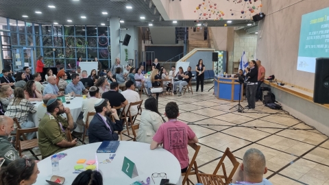 שרון הנדל מיוזמות האירוע מנהלת ביטחון קהילתי מדברת בנושא בתחילת האירוע.jpg