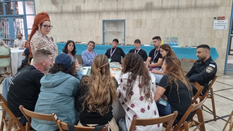 שולחן עגול בהנחיית בת שבע פיק במהלך הערב.jpg