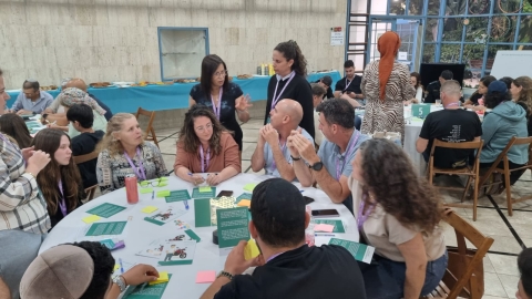 שרלי שוורץ ושרון הנדל יוזמות האירוע מסתובבות בין המשתתפים.jpg