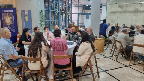המשתתפים דנים בשולחנות.jpg