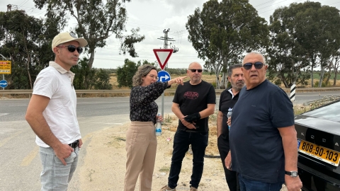 ראשת המועצה רותם ידלין בשטח עם כל הנציגים מצביעה לעבר נקודה.jpeg