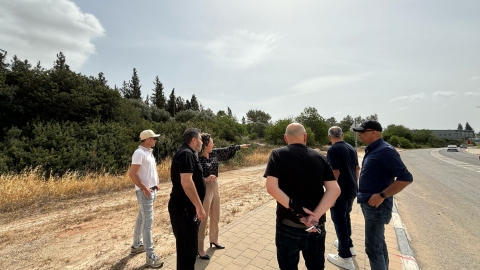 ראשת המועצה רותם ידלין  ונציגים נוספים דנים על המדרכות בשטח.jpeg