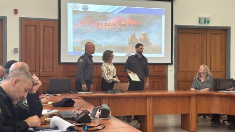 מתנדב יחידת הכיבוי מהמועצה עידו פריהד עם תעודת ההוקרה שהוענקה לו.jpg