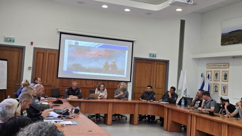 משתתפים יושבים סביב שולחן בחדר הישבות ודנים בנושא מניעת אירועי שריפות במועצה.jpg