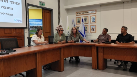 כרמל טל מנכלית המועצה יחד עם בת שבע פיק מהלת אגף הרווחה והשירותים החברתיים והדס מליק עובדת סוציאלית 