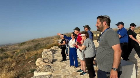 אנשים עומדים בתל גזר.jpg