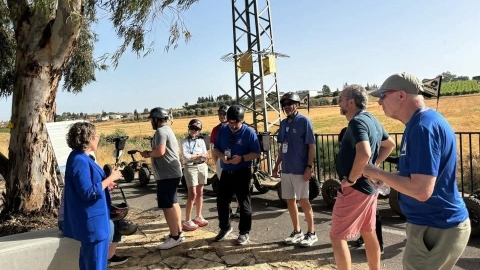 אנשים עומדים.jpg