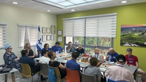 אנשים יושבים   סביב שולחן.jpg