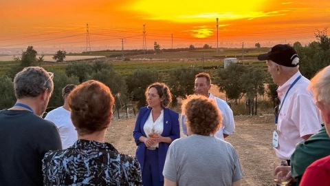 אנשים עומדים ומאחוריהם שקיעה.jpg