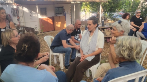 משתתפים ומשתתפות מדברים בינהם כחלק ממעגלי היכרות.jpeg