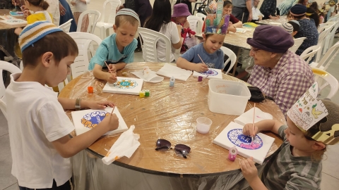 ילדים וותיקים מכינים יצירות.jpg
