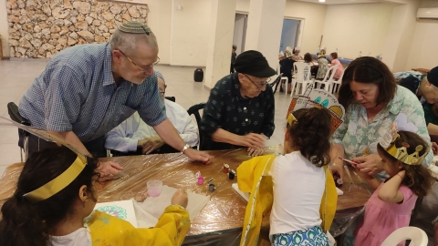 ילדים וותיקים מכינים יצירה.jpg