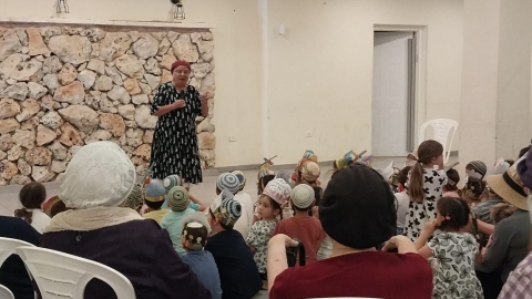 תושבת ותיקה מדברת עם הילדים.jpg