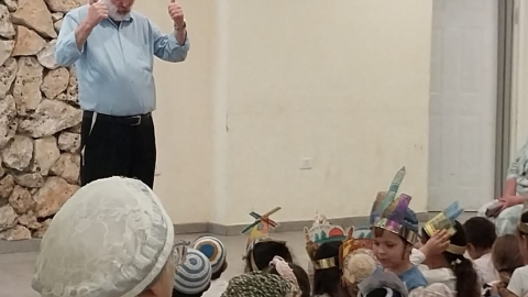 תושב ותיק מדבר עם הילדים בפעילות.jpg