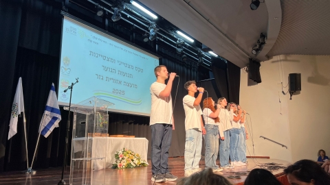 נציגי הנוער מהלהקה של בית ספר הרצוג שרים על הבמה.jpeg